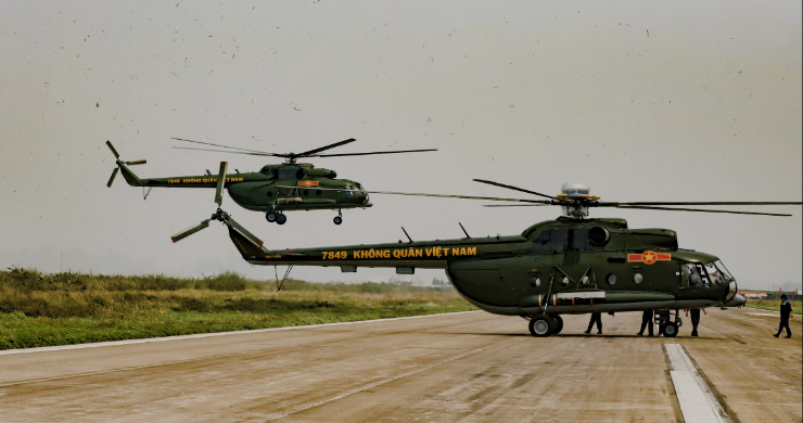 Các phi đội trực thăng rầm rập tập kết tại sân bay Điện Biên Phủ, bay hợp luyện đội hình đầu tiên